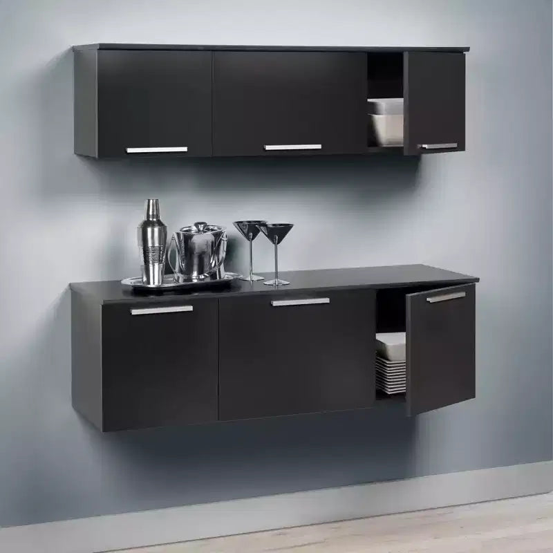 Wandmontierter Aufsatzschrank mit schwarzer Laminatoberfläche, selbstschließenden Scharnieren und Nickelgriffen