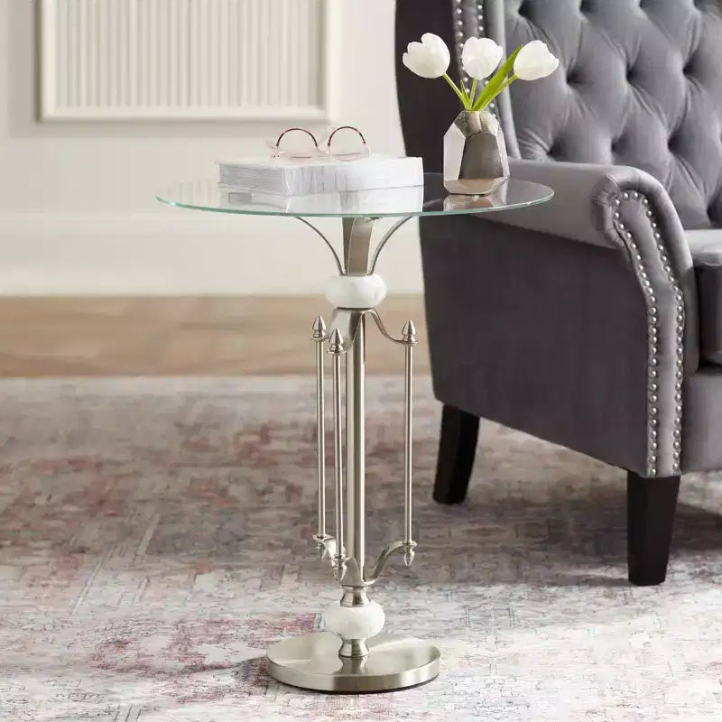 Moderner runder Beistelltisch aus Metall, 20 breit, gebürstetes Nickel, klare Glasplatte, Marmorakzente, für Wohnzimmer, Schlafzimmer, neben dem Bett und Eingangsbereich