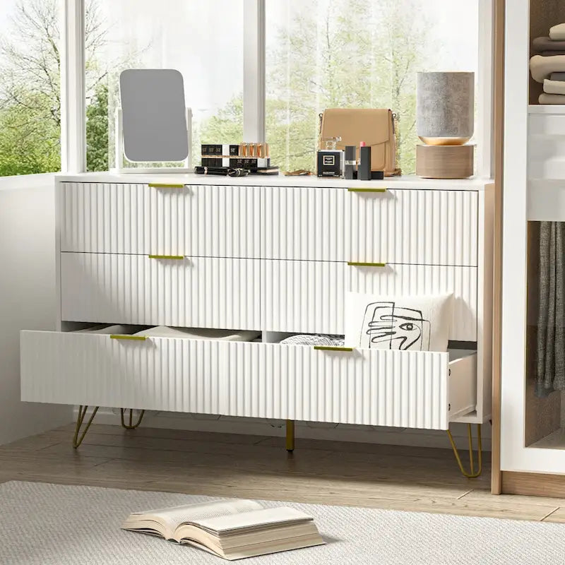 Kommode mit geriffelten Schubladen fürs Schlafzimmer